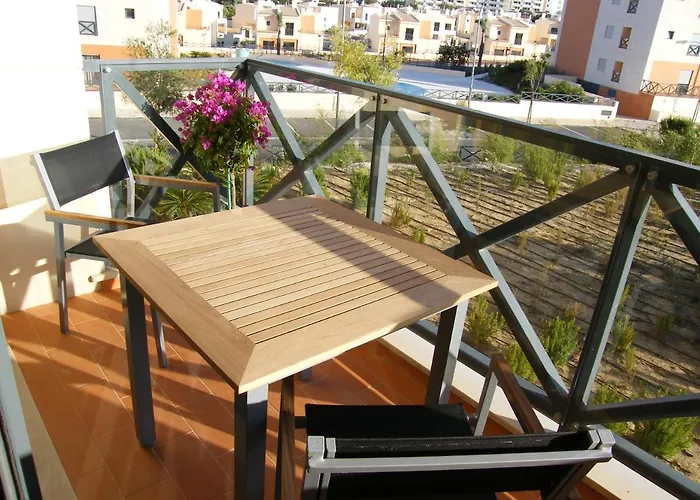 Luxurious First Floor With Balconies Overlooking Pool And Gardens. Appartement