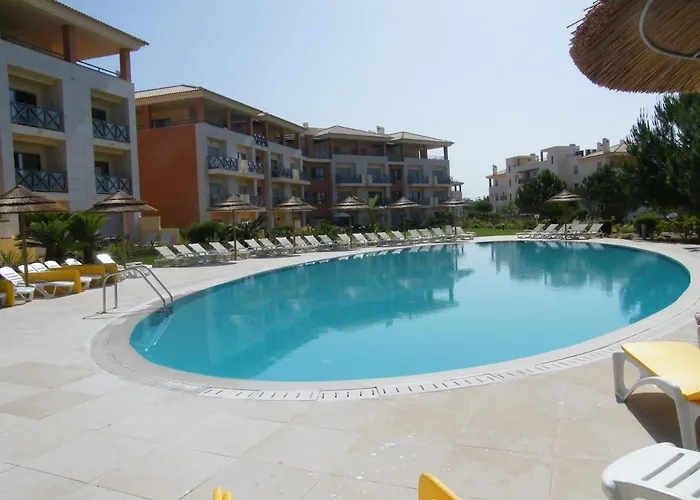 Luxurious First Floor With Balconies Overlooking Pool And Gardens. Albufeira