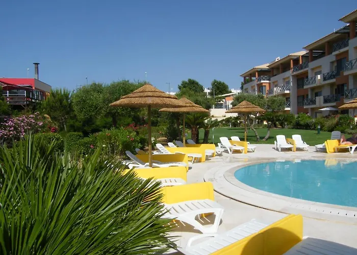 Luxurious First Floor With Balconies Overlooking Pool And Gardens. Albufeira