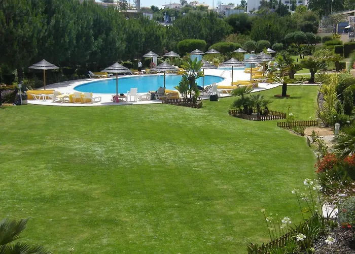 Luxurious First Floor With Balconies Overlooking Pool And Gardens. Albufeira