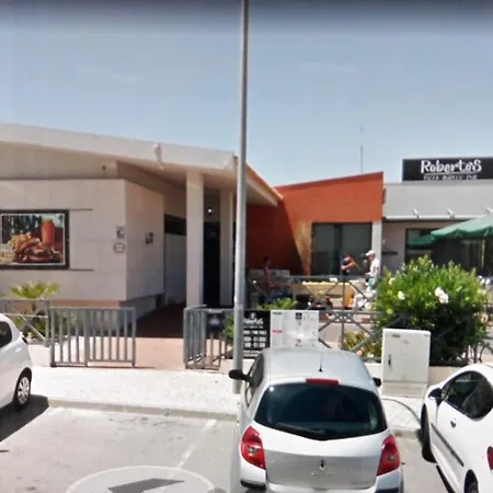 Luxurious First Floor With Balconies Overlooking Pool And Gardens. Apartament Albufeira