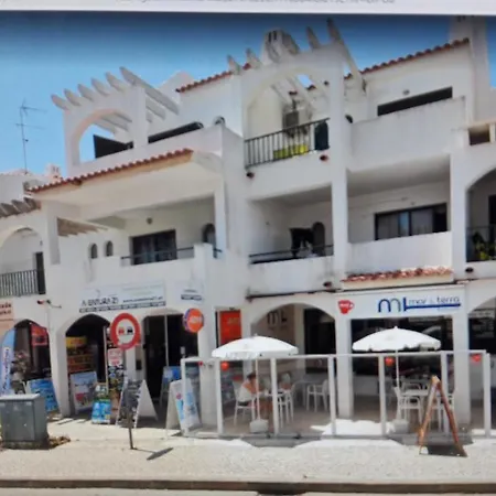 Luxurious First Floor With Balconies Overlooking Pool And Gardens. アパート