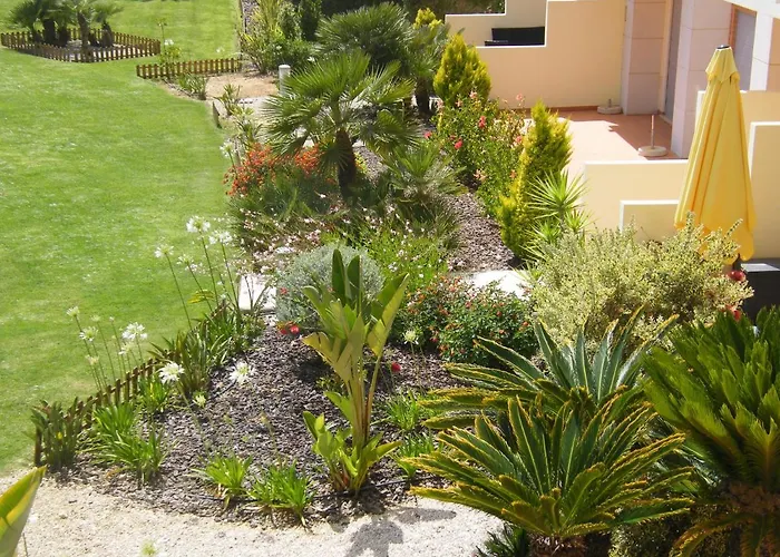 Luxurious First Floor With Balconies Overlooking Pool And Gardens. Appartement