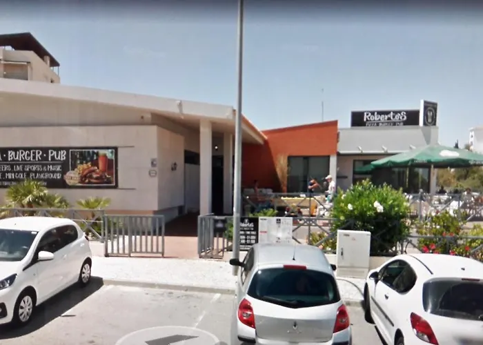 Luxurious First Floor With Balconies Overlooking Pool And Gardens. Appartement Albufeira