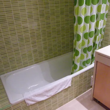 Luxurious First Floor With Balconies Overlooking Pool And Gardens. Lejlighed *