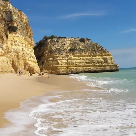 Luxurious First Floor With Balconies Overlooking Pool And Gardens. Lejlighed Albufeira