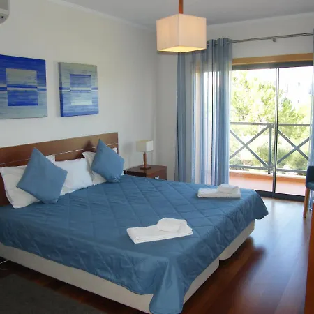 Luxurious First Floor With Balconies Overlooking Pool And Gardens. アパート